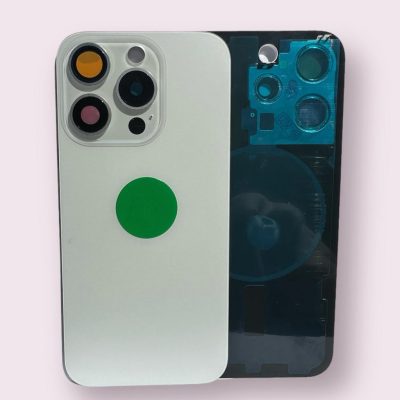 TAPADERA IP15 PRO MAX CON SOPORTE Y LENTE DE CAMARA (BLANCA)